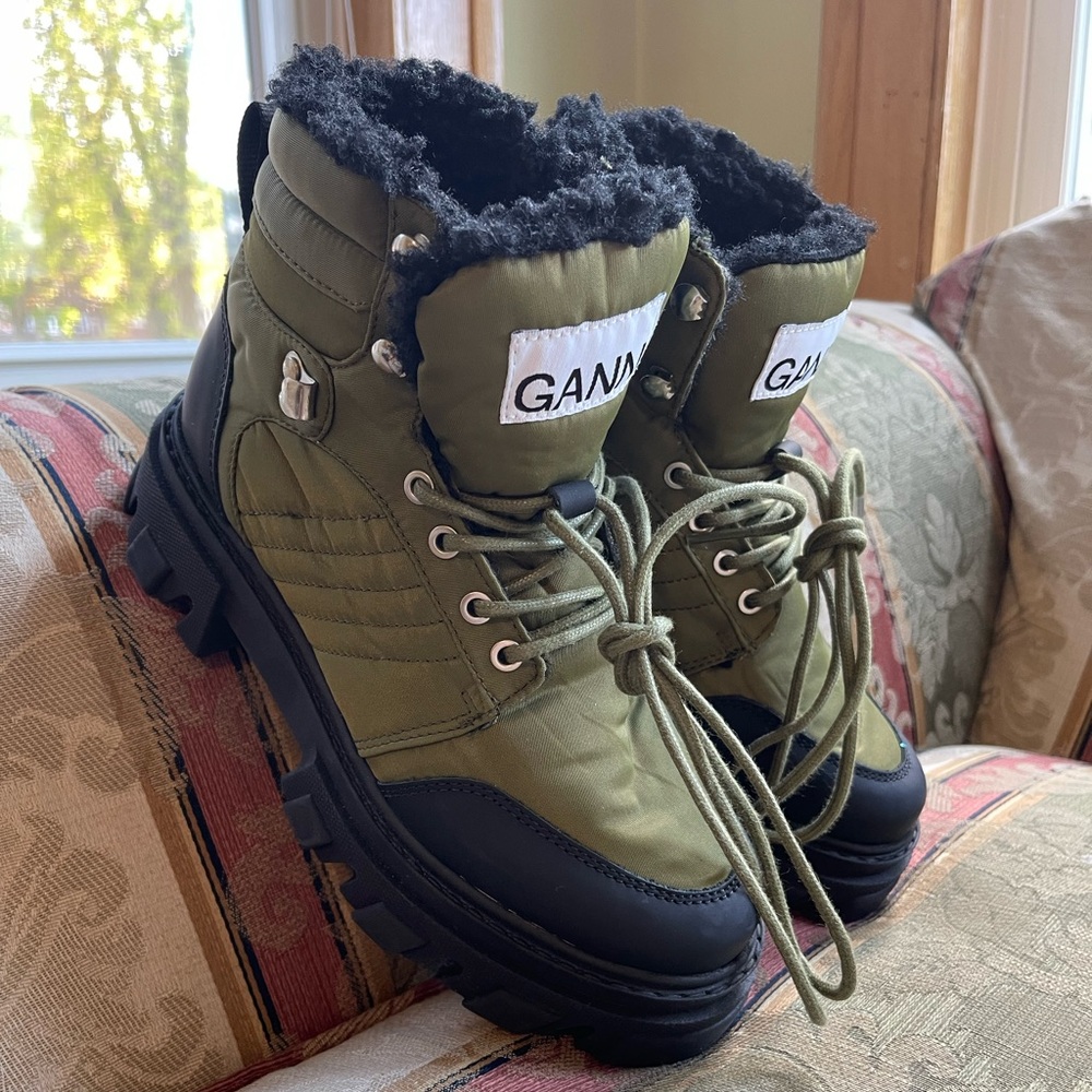 GANNI Faux Shearling Hiking Lace Up Boot. Size 36 = 6 US Women
N9-9 - Picture 3 of 7
